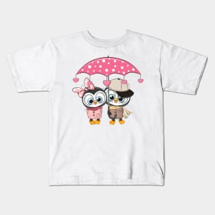 Two cute lovers of a penguin. With an umbrella with hearts. Kids T-Shirt